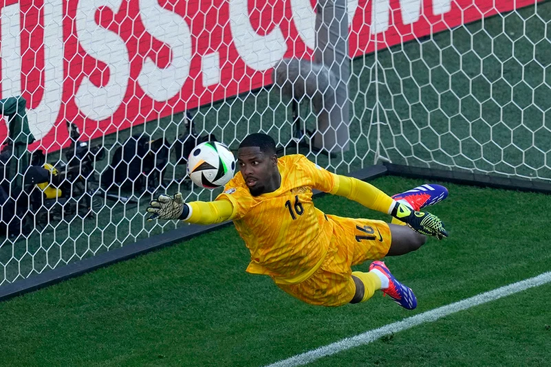 France goalkeeper Mike Maignan 